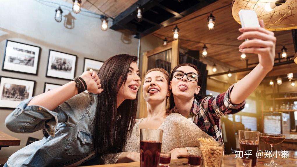 在社交应酬场合,每一个姑娘的穿着打扮,都是她花了不少时间精心挑选的