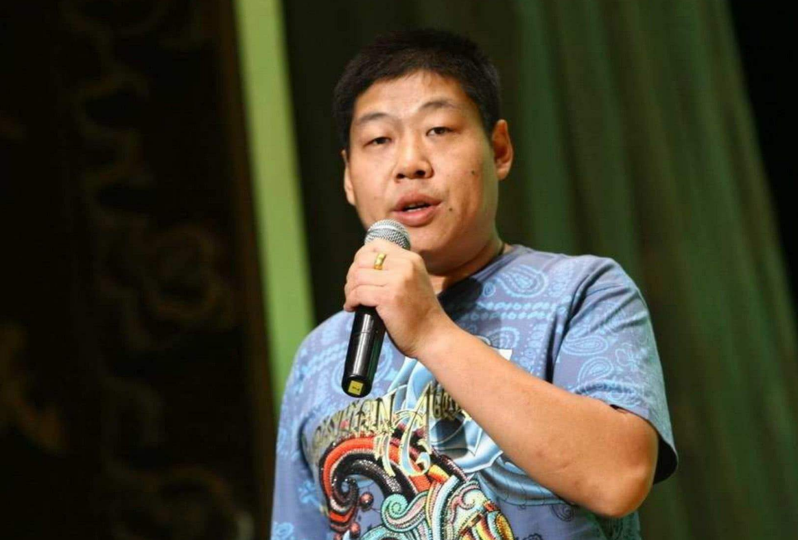 打记者后德云社停业整顿每天亏30万郭德纲为啥不怪李鹤彪