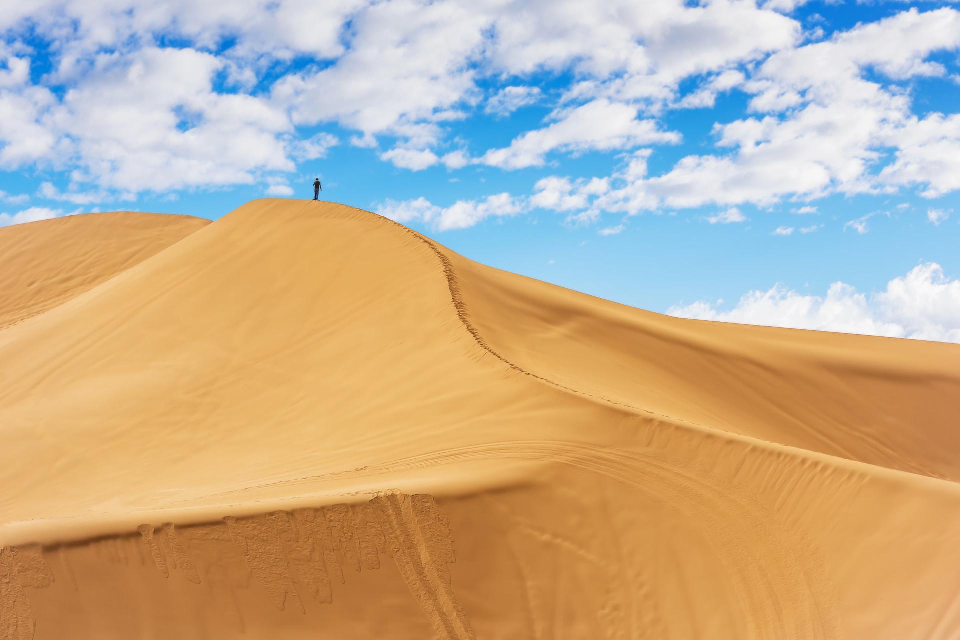 看了好多高赞回答,讲了很多不错的徒步地点,雪山,湖泊,星空……风景