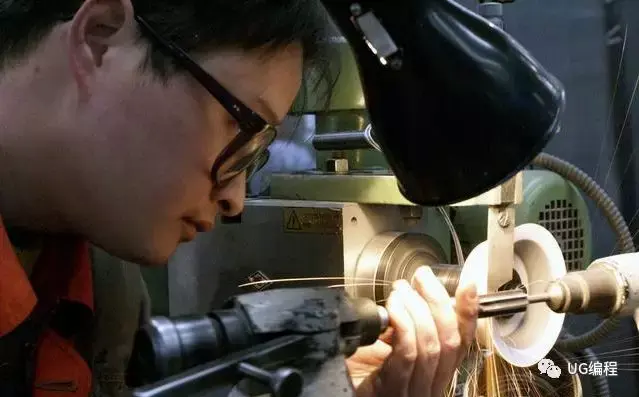 于是在他介绍下,去了一个小厂子,干数控铣床操作,学徒不给钱,每天还得