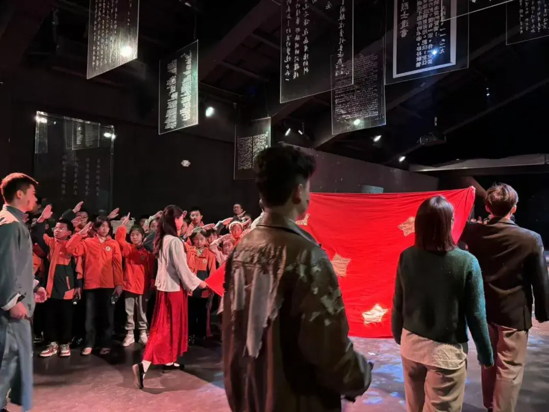 红岩红沉浸式演绎重庆精神，全力迈向2025年新篇章 - 知乎