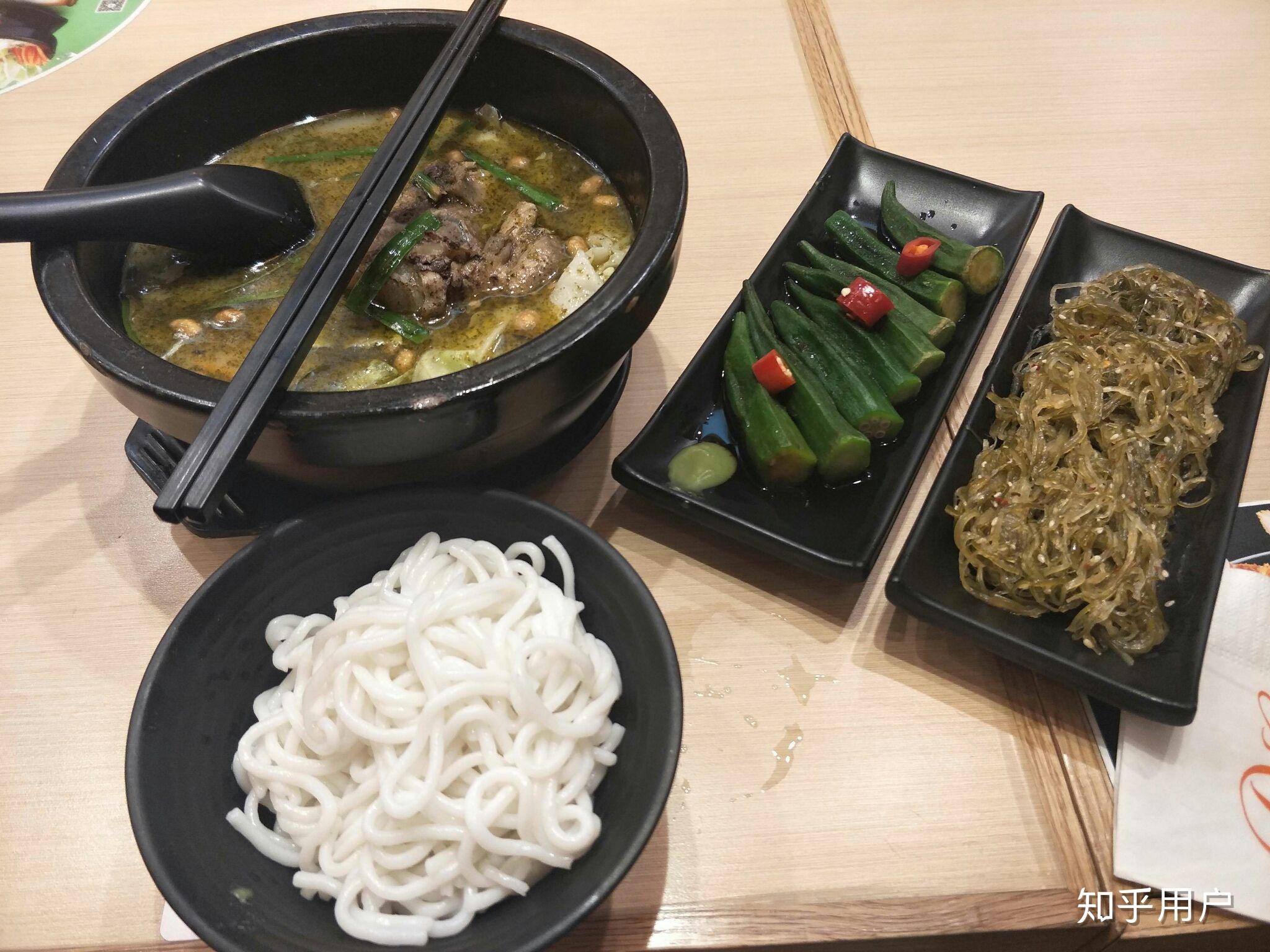 韩国人吃饭有多费碗？一桌子拌菜？200块钱的午饭能吃30道菜！_哔哩哔哩_bilibili