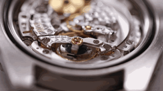 动起来的蓝铌游丝很美腻,难怪大家都说 "有多少蓝游丝,就有多少劳粉"