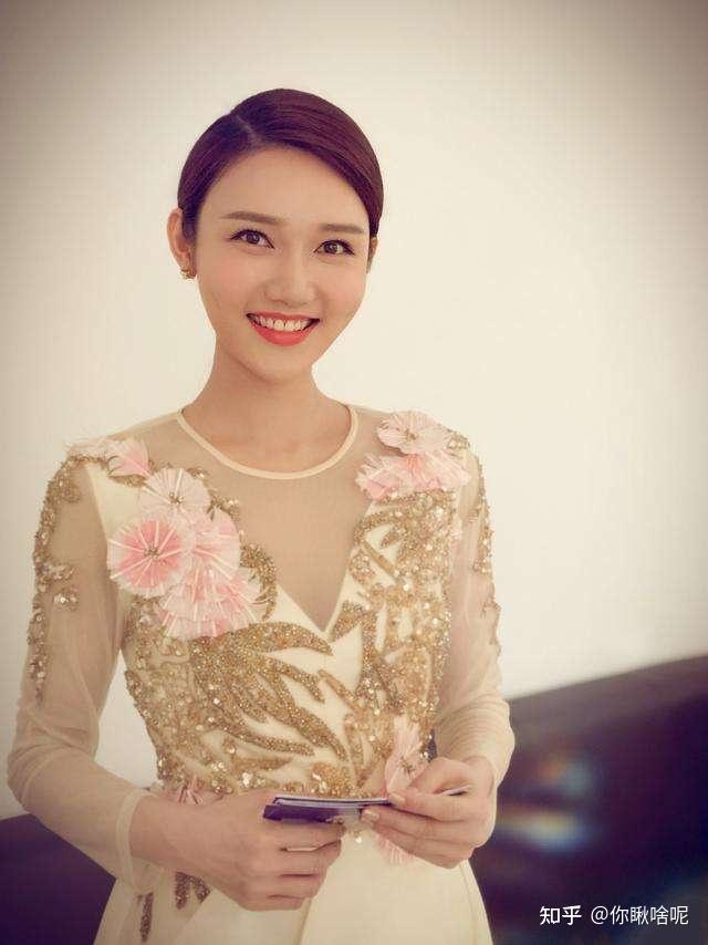 央视“财经小姐”龙洋:32岁仍单身未婚,热爱家乡湖南郴州(央视龙洋个人资料简介)