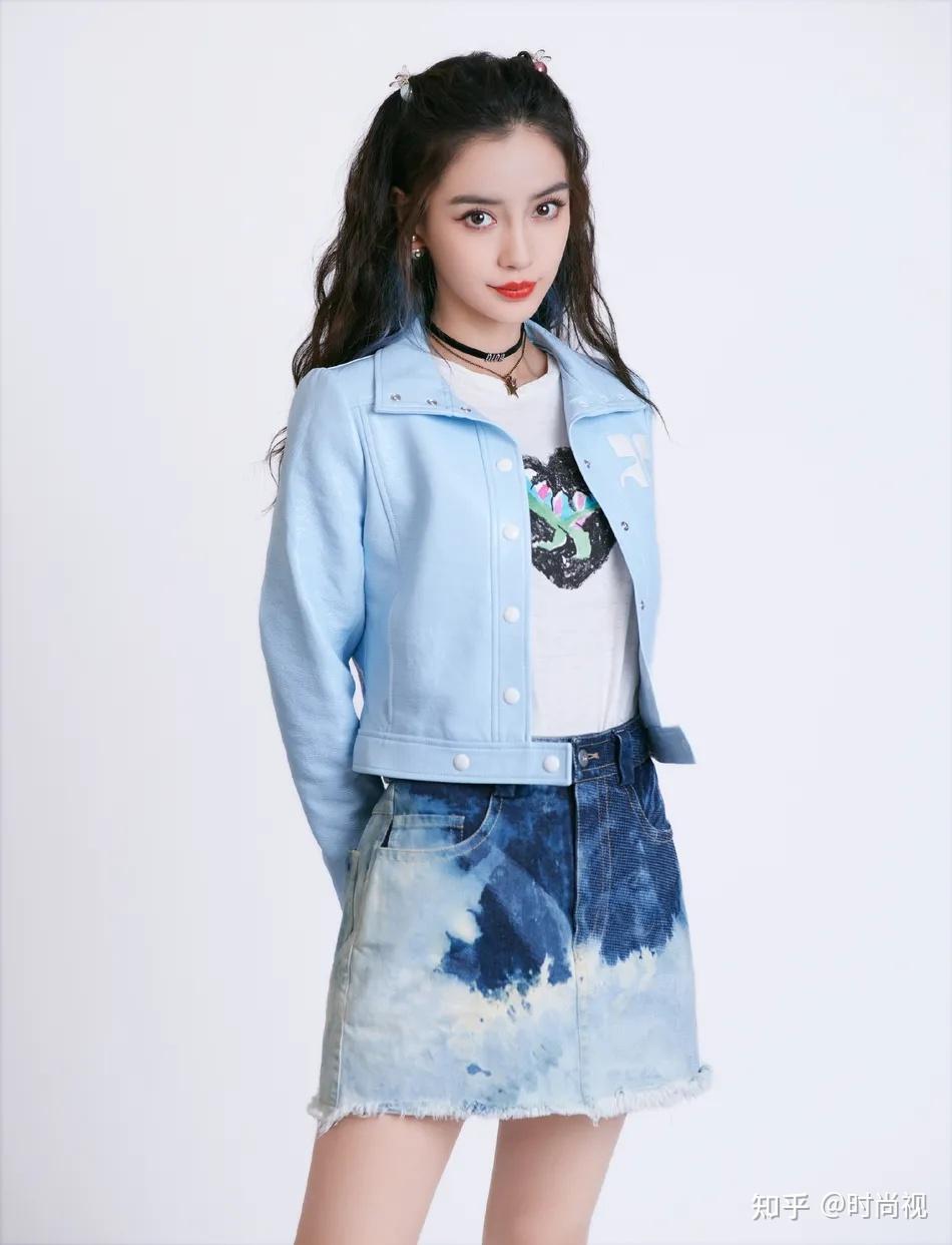 baby穿上这条裙子就像漫画里走出来的人物,特别有少女感,同时灰色系的