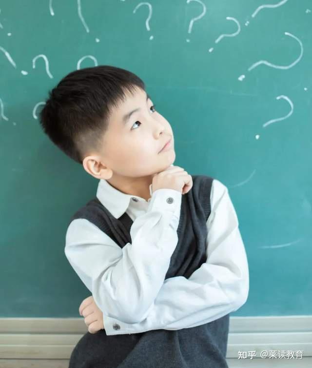 我的儿子穿着裙子去上学被同学掀裙底了