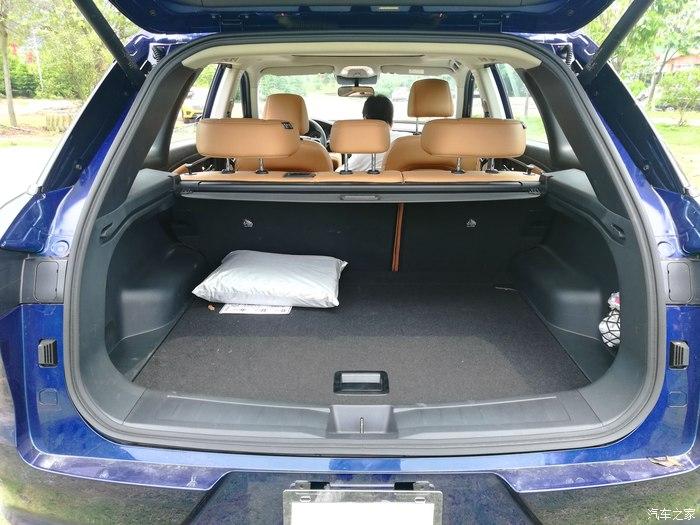 后备箱的空间也特别的大vvv家族!假装一波我是启辰星车主!