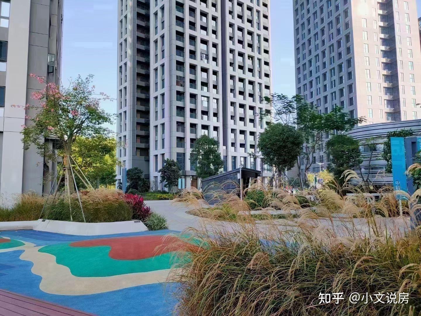 今天过来深圳龙岗平湖这边带朋友过去踩盘,16栋花园带精装复试三房65