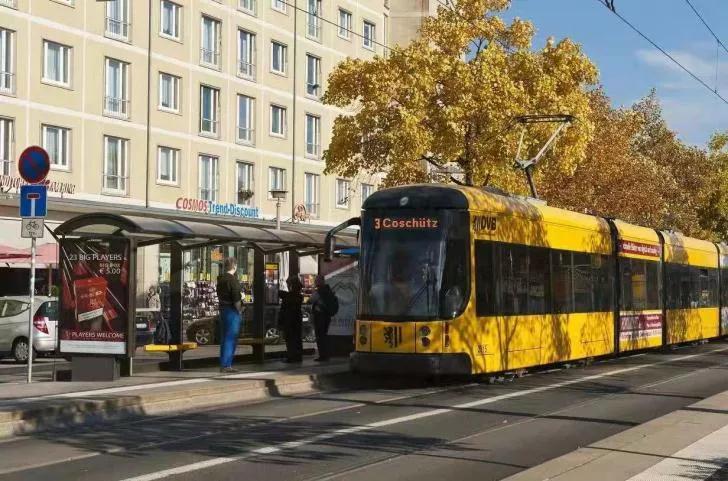 eine stra08enbahn ist ein schienengebundenes, fast immer mit