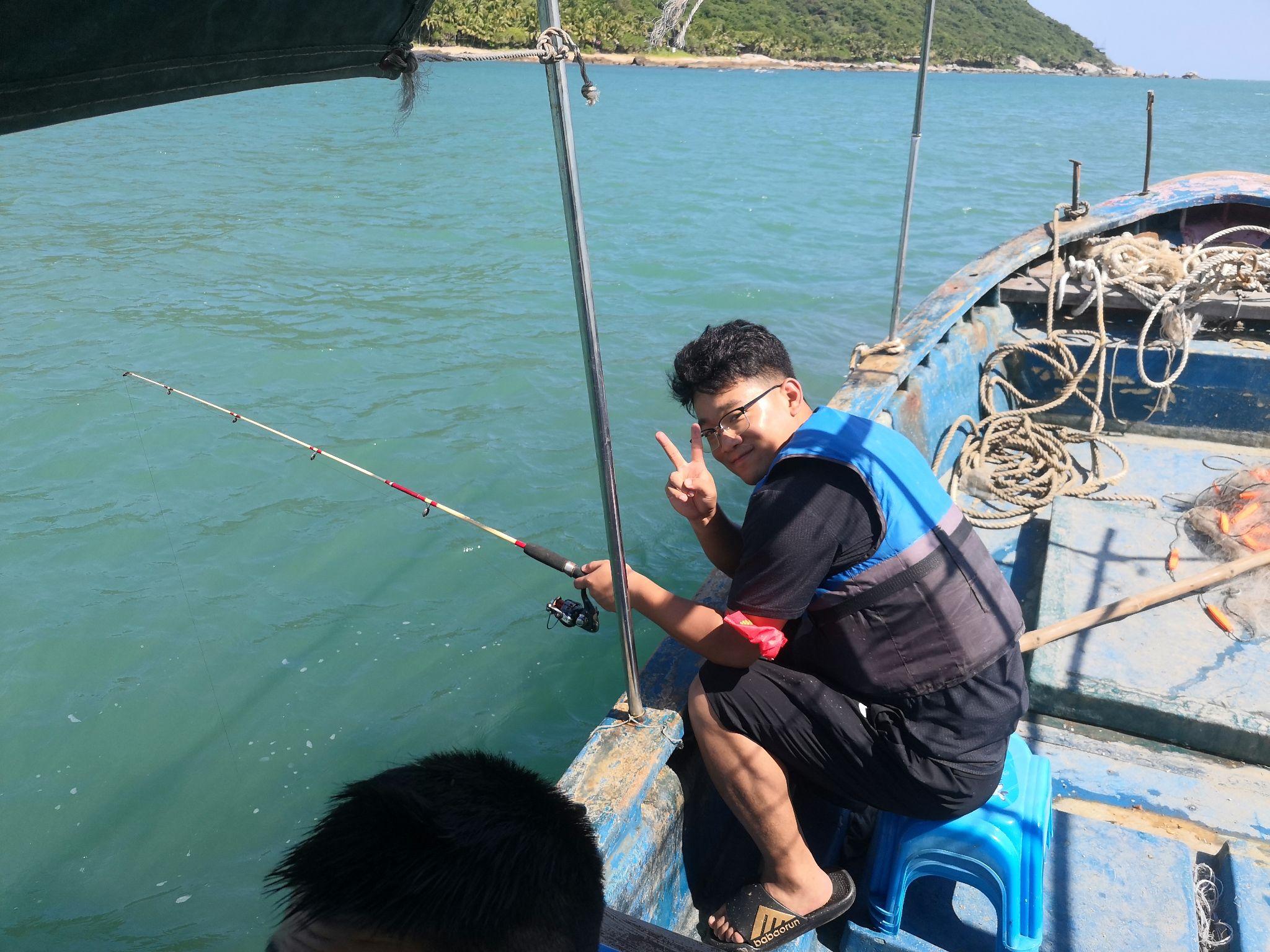 三亚渔船出海捕鱼钓鱼体验