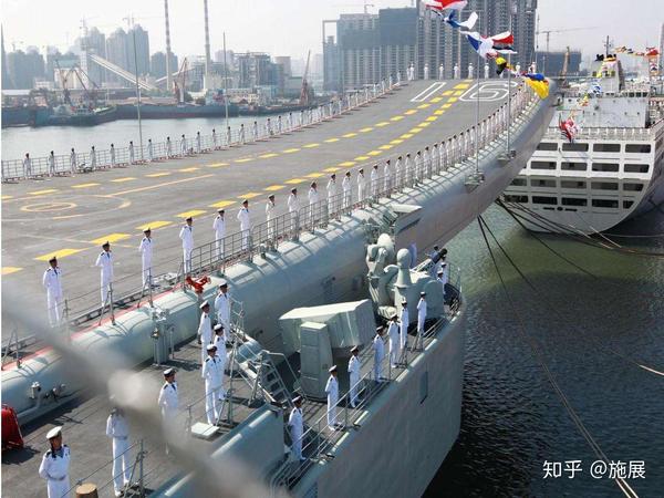 配置在"辽宁"舰舷台上的"红旗10"防空导弹发射装置和11管30毫米舰炮