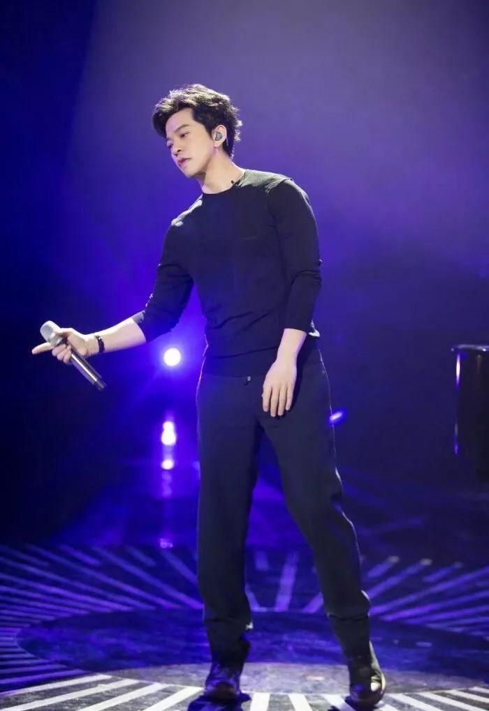 林俊杰一掷千金,吴青峰被嘲"变性":唱歌的人疯了,还是写歌的人疯了?