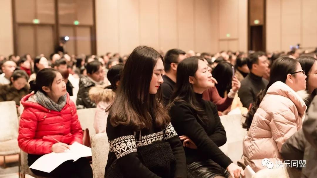 后与专业老师交流的家长们"当红不让,快乐同盟2019招考说明"圆满结束