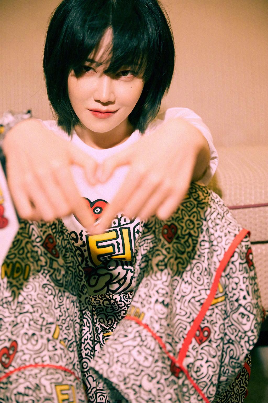 个性的趣味涂鸦搭配上清爽短发谭卓演绎随性的夏日时尚