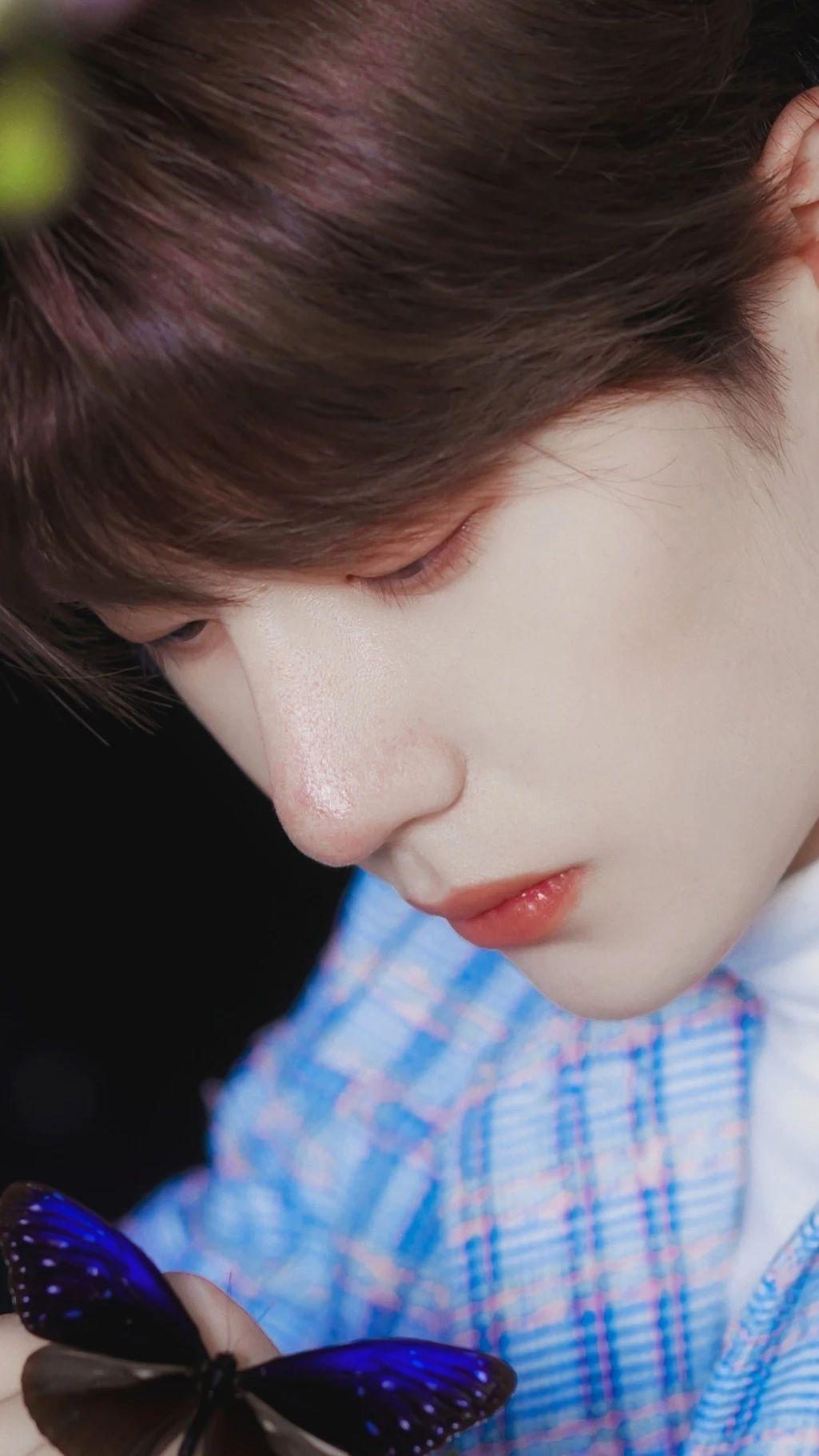 王一博壁纸看着湛蓝的天空想起你温暖的笑颜甜进我的心底