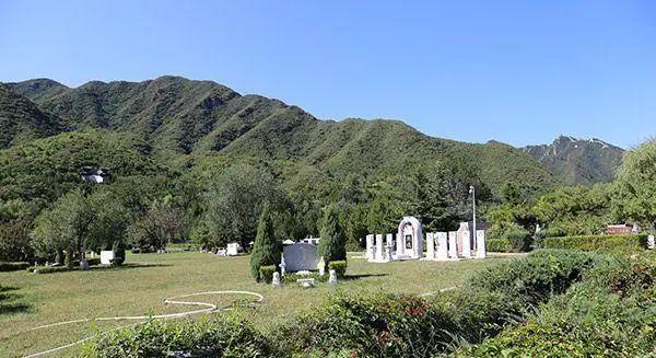 磨盘山公墓是成都市的一座市级公墓,公墓占地163.