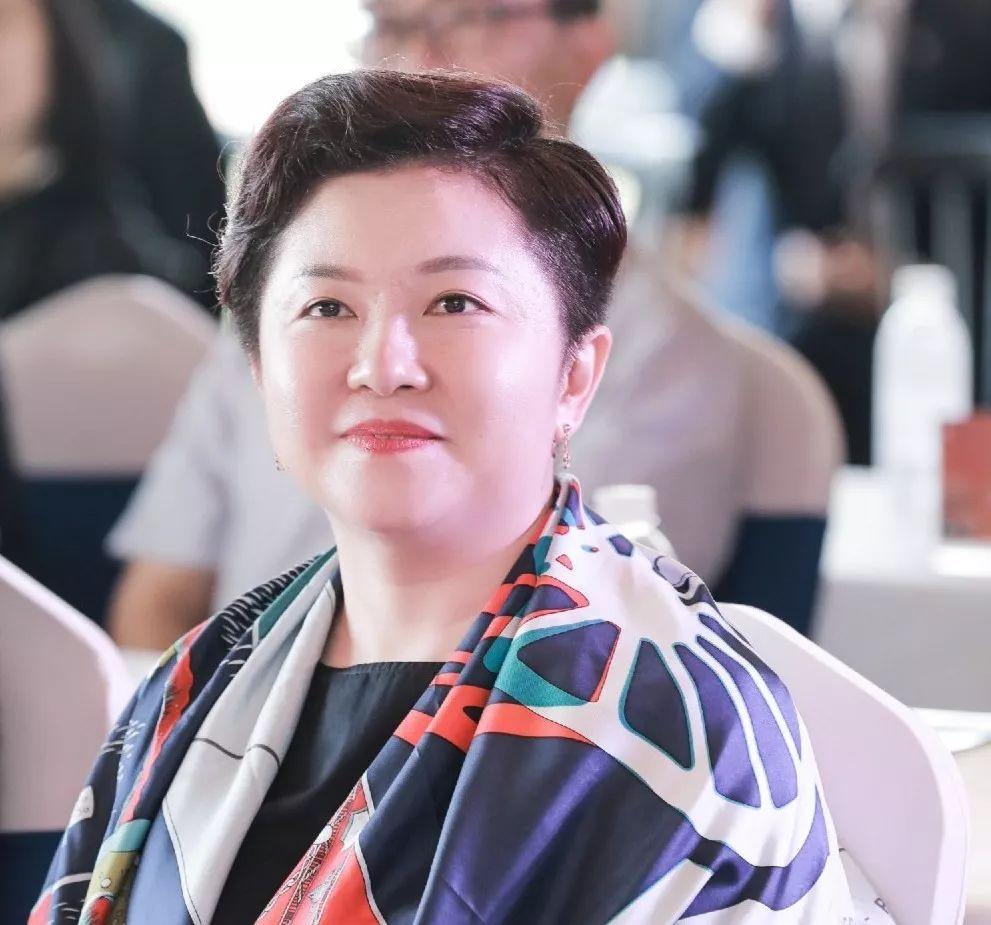 广东天泰控股集团副总裁高小刚,广东新周刊杂志社社长张妍和《新周刊