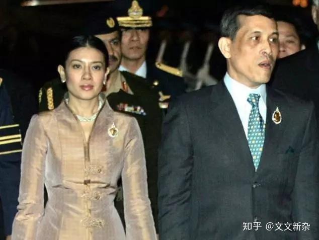 苏提达王后与国王在泳池嬉戏穿成这样还让侍卫拍照画面羞不羞呀