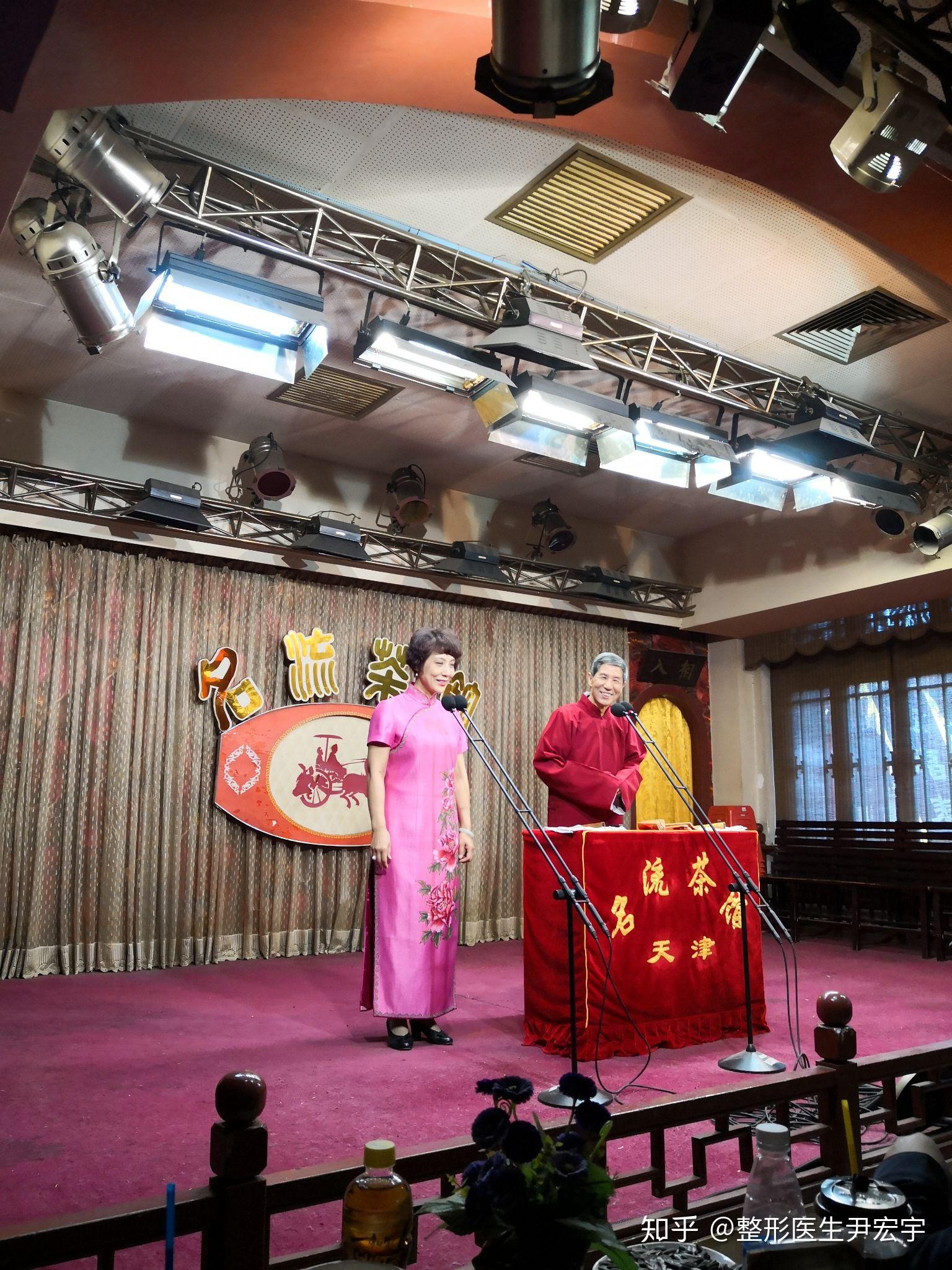 休闲观光天津卫 ,名流茶馆品相声;津地艺人抖包袱,剧场萦绕欢笑声