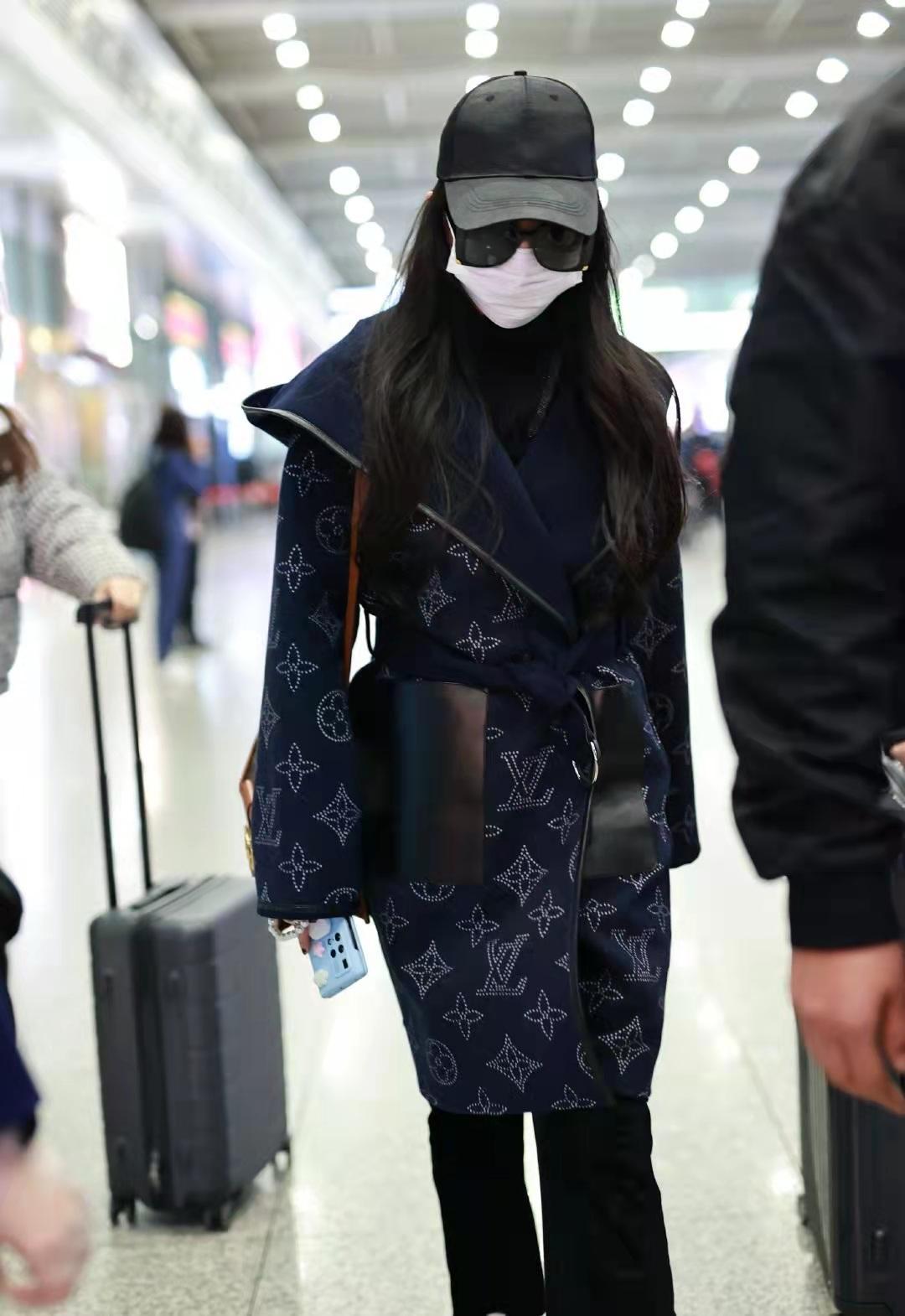 刘亦菲穿蓝色lv提花风衣保暖又时尚配黑色长裤小白鞋显瘦有气场