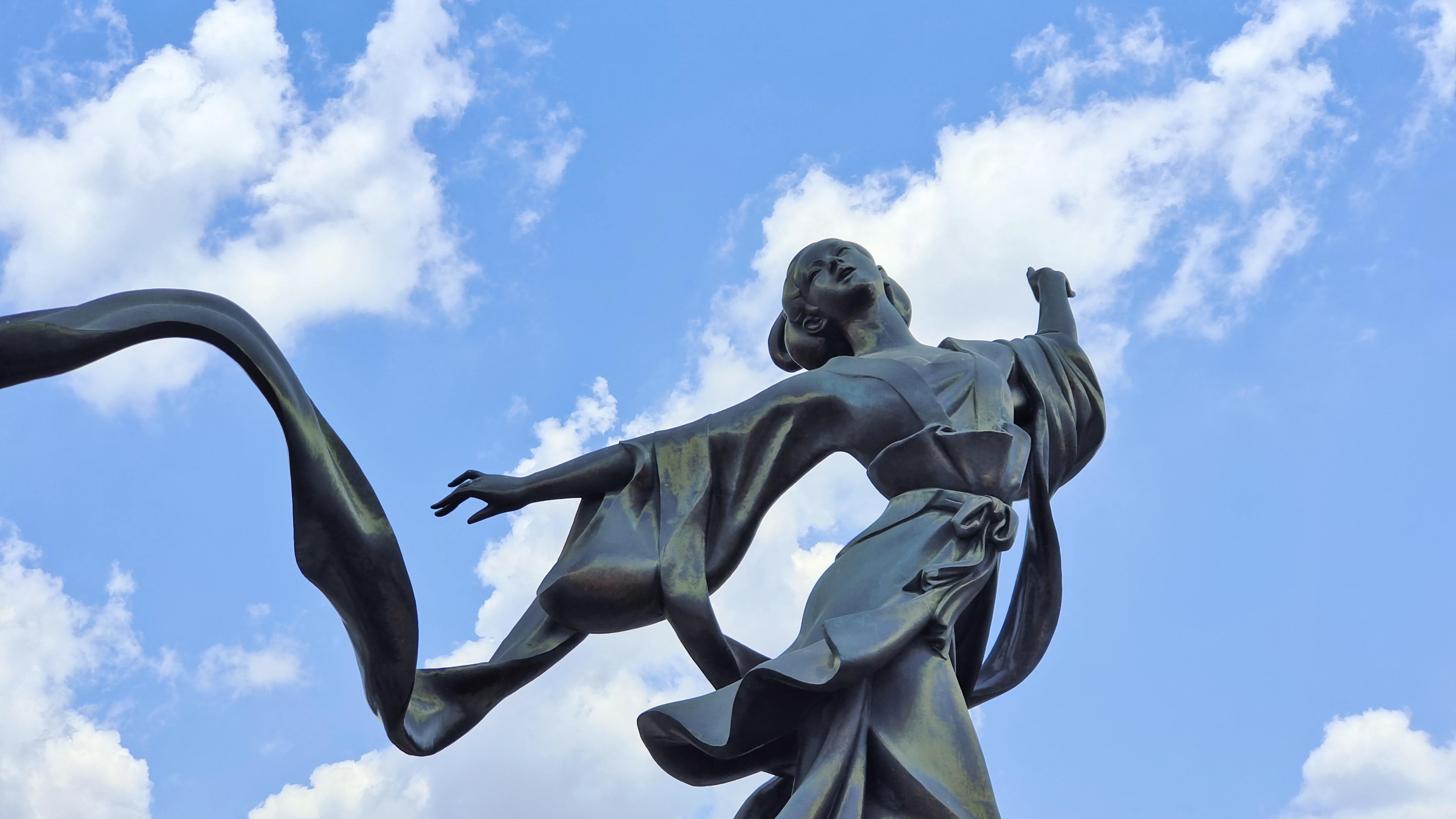 吉安视觉:蓝天白云映衬下的大唐歌飞雕像美丽多姿