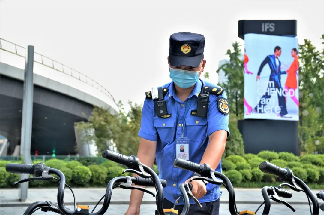 为了确保辖区内的市容秩序,城管执法人员坚持工作在一线,在商业街区