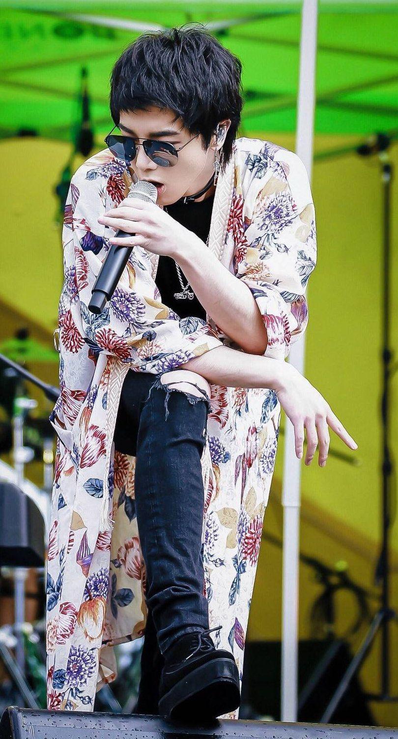 et手机里有哪几张超喜欢的华晨宇?