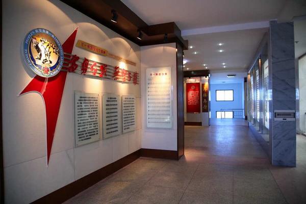 该师口号:奋勇作战,无坚不摧! 该师现任师长雷凯大校