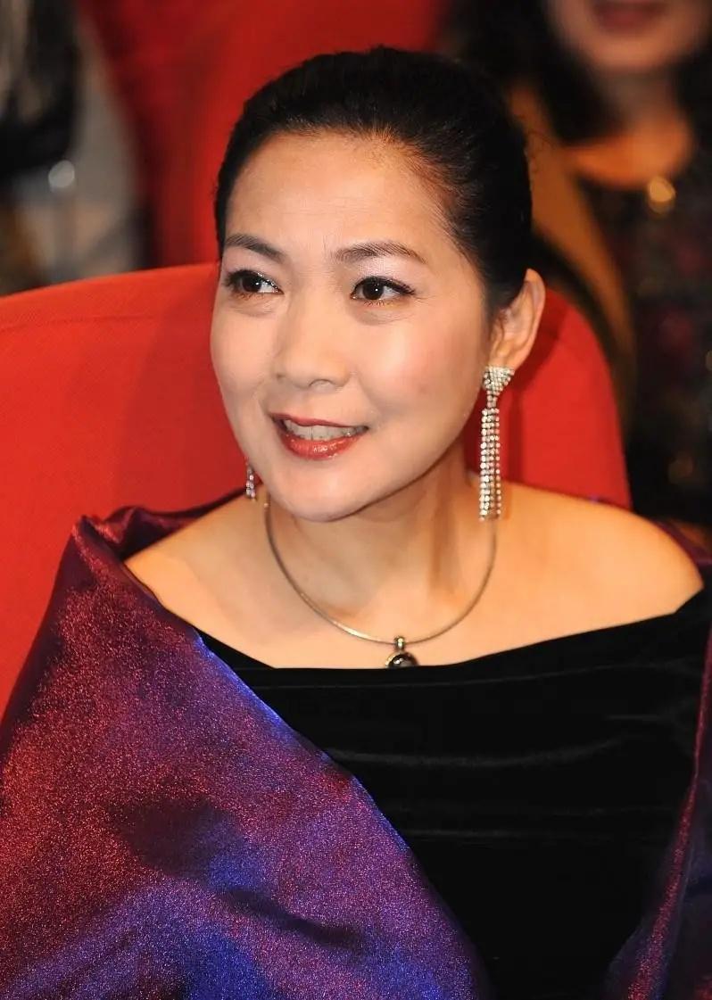 61岁的沈丹萍不服老,穿蕾丝礼服还要搭披肩,风韵不减当年