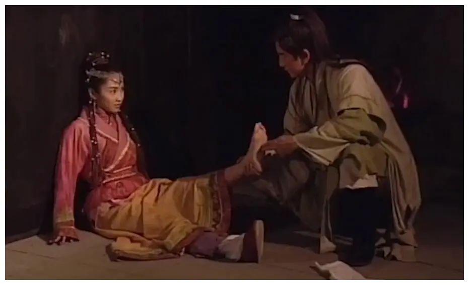 倚天屠龙记赵敏爱上张无忌是因为摸脚杀吗