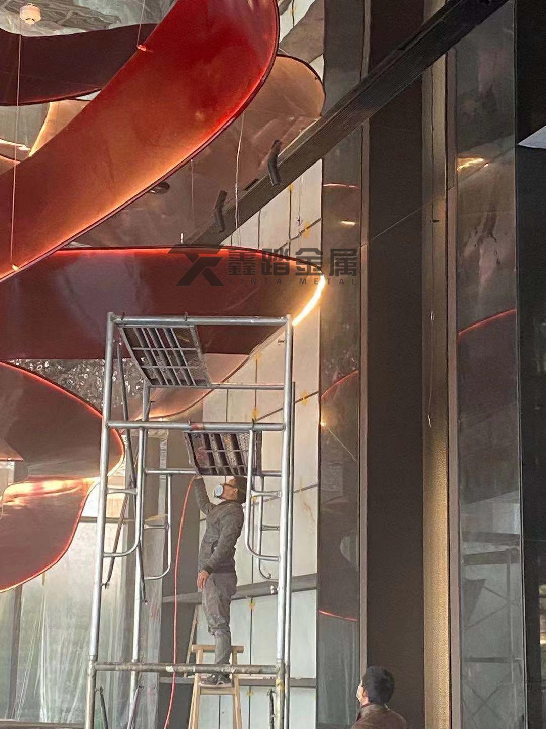 红色喷漆不锈钢飘带异形飘带雕塑安装25米造型无压力