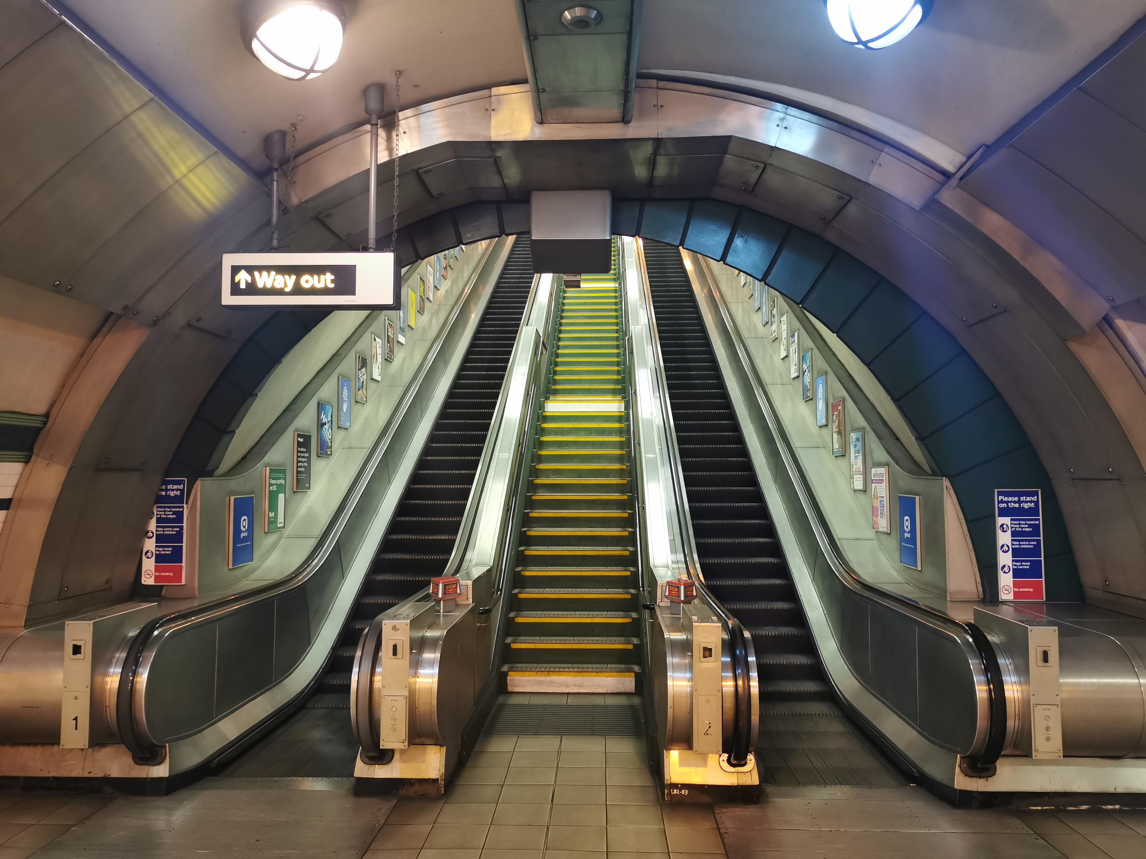 的样子东北雪乡街头@rakeng li 27岁啤酒和冻梨,松软的雪花映着霓虹灯