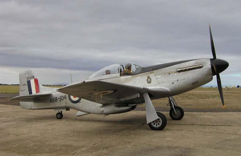 二战中单螺旋桨战斗机飞行时候机身为什么不会向螺旋桨反方向转动