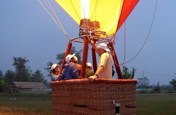 藤条编制的吊篮,每个热气球除了飞行员和体验者,还会携带4瓶燃气及