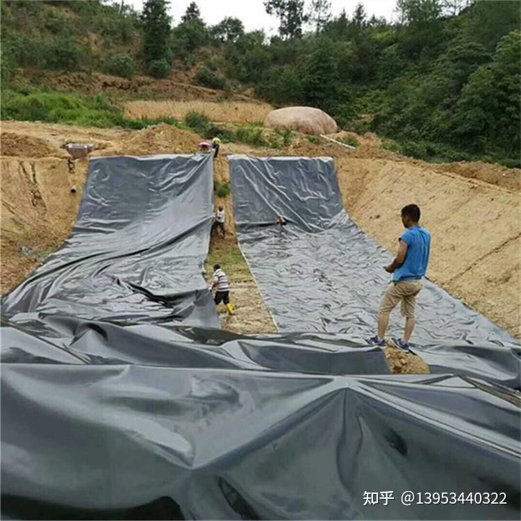 在鋪設hdpe膜時,要力求焊縫少,在保證施工質量的前提下,儘量節約原