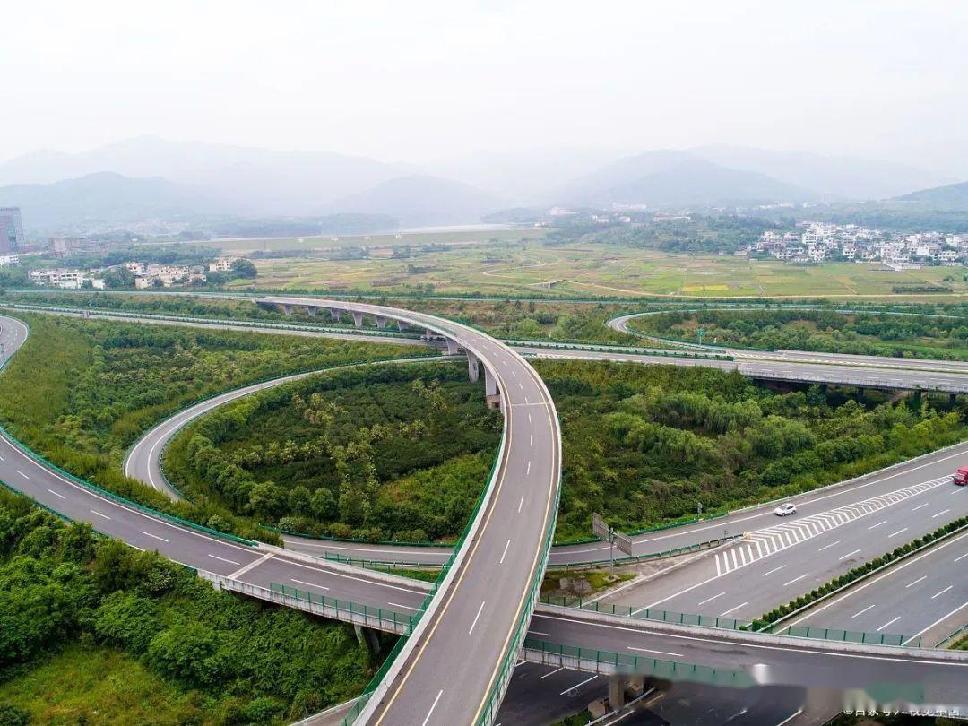 对接武汉西枢纽互通,经孝感市(汉川市,仙桃市,潜江市,荆州市,止于