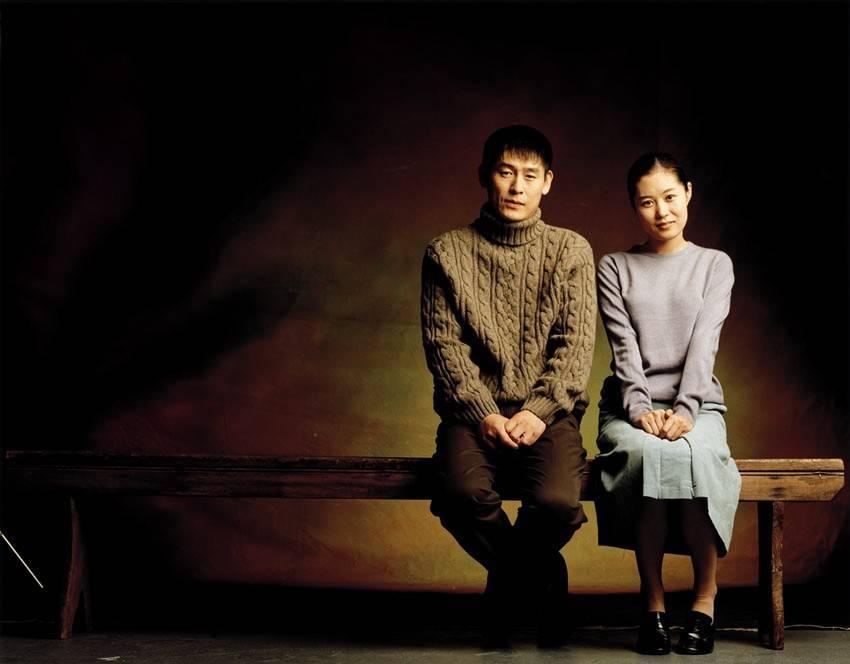 李沧东自编自导的第一部作品《绿鱼》从帮派和家庭两条线索展开,明线