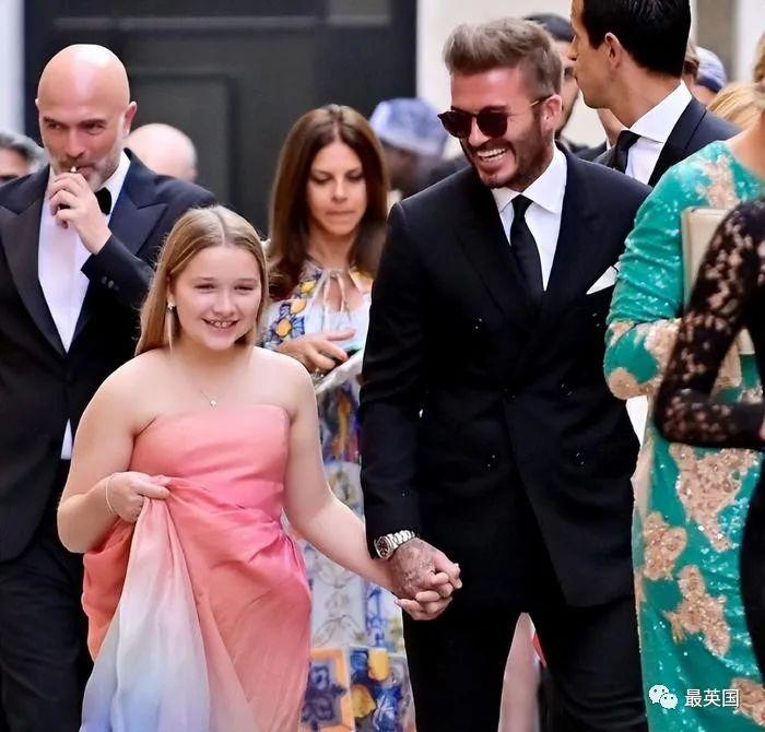 小七被贝克汉姆当街熊抱12岁身高已直逼贝嫂被全家团宠被爹亲昵惹争议