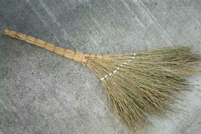 蒿草扫把外婆年轻的时候,每天一条扁担,前后二三十把挑着就上街,一路
