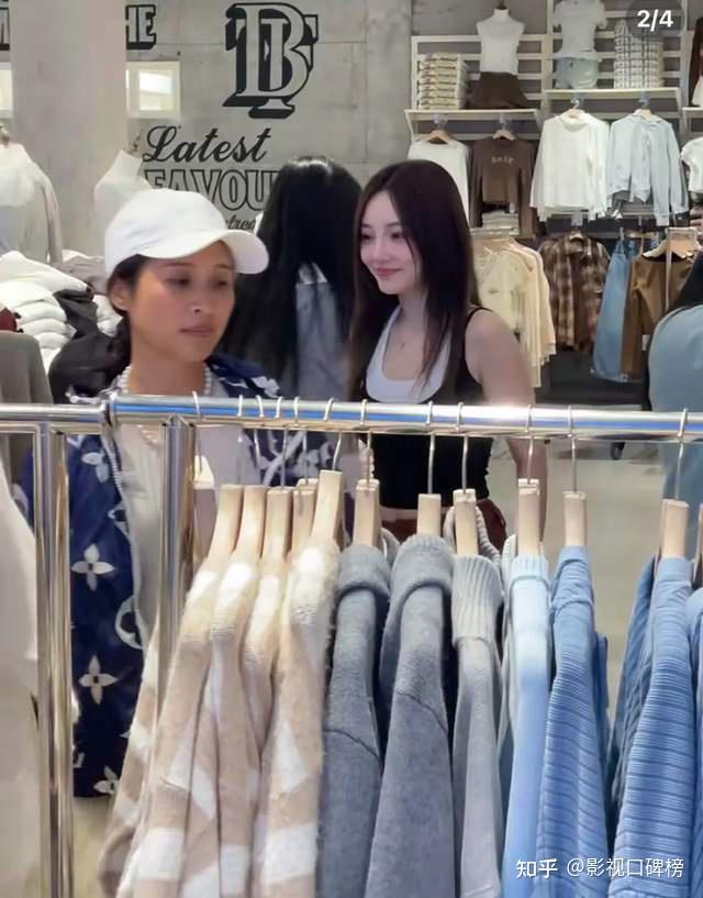 李小璐带甜馨逛潮牌,不拒路人合影,二人打扮超时尚