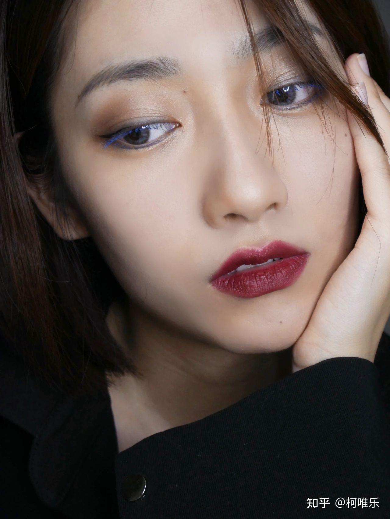 个深蓝色的睫毛膏,真的太爱了,眼妆瞬间灵动了起来～今天是一期御姐妆