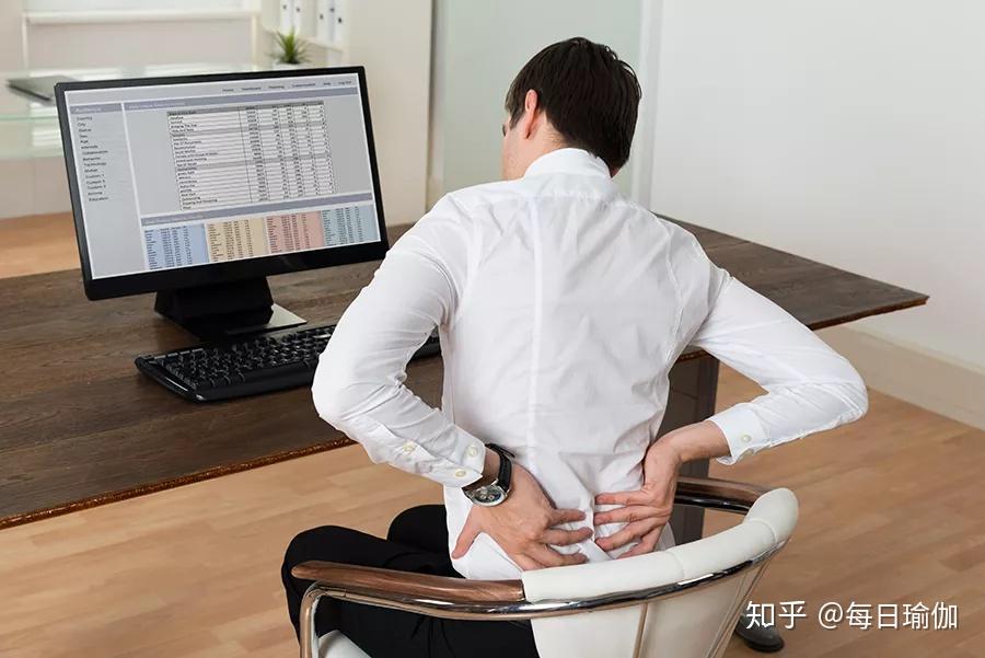 久坐成疾背部肌肉僵硬不能不重视