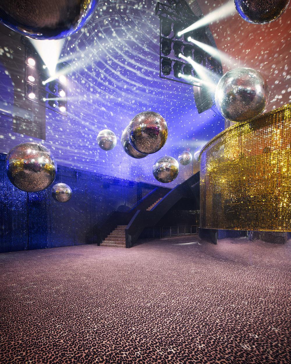 整个秀场被打造成巨大的迪斯科舞池,闪烁银色光芒的巨大迪斯科灯球,不