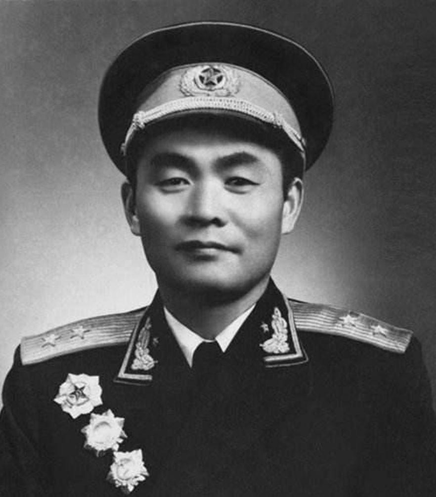 刘邓在小庙指挥恶战刚走不久飞机呼啸而来炸弹砸入禅房