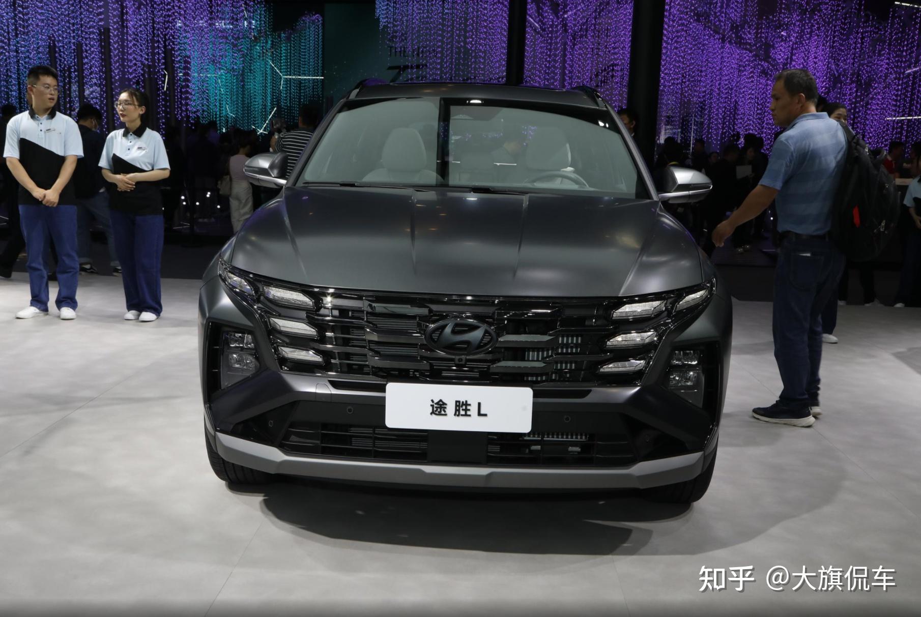 外观方面,全新途胜l基本延续上代车型的整体设计风格,大尺寸熏黑进气