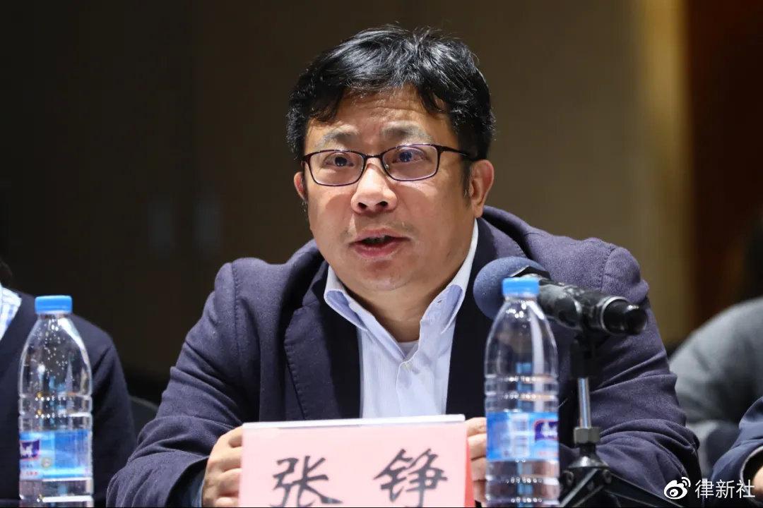 会副会长兼秘书长张建主持,会议首先由上海市法学会秘书长董立武致辞
