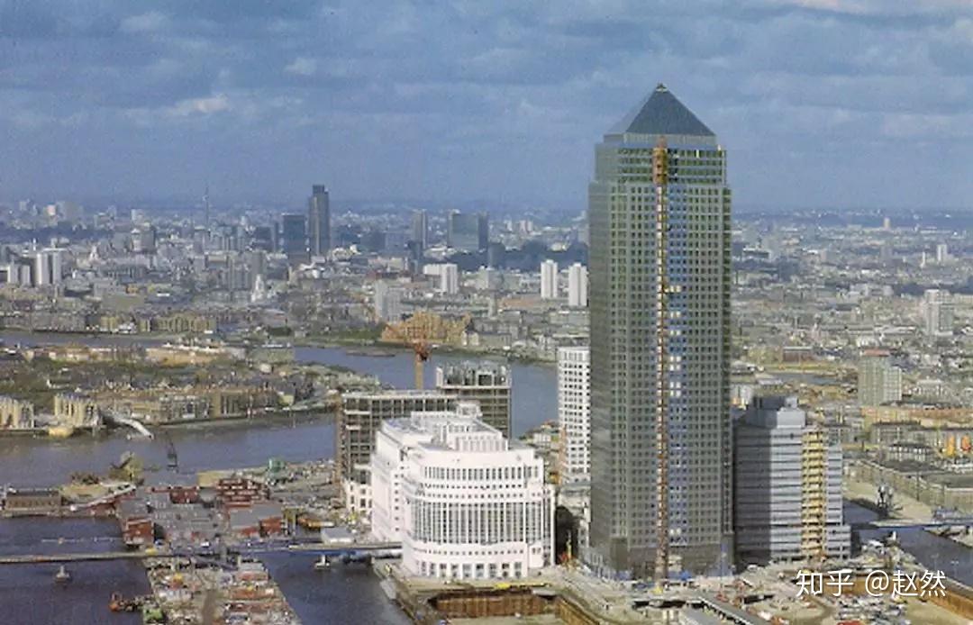 又赶上90年代伦敦商业地产不景气,金丝雀码头计划几度被外人认为要不