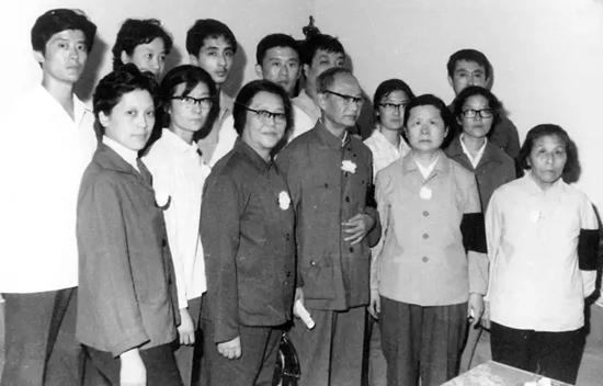 吴晗追悼会上合影,廖沫沙(前排中),邓拓夫人丁一岚(前排左二)与吴晗