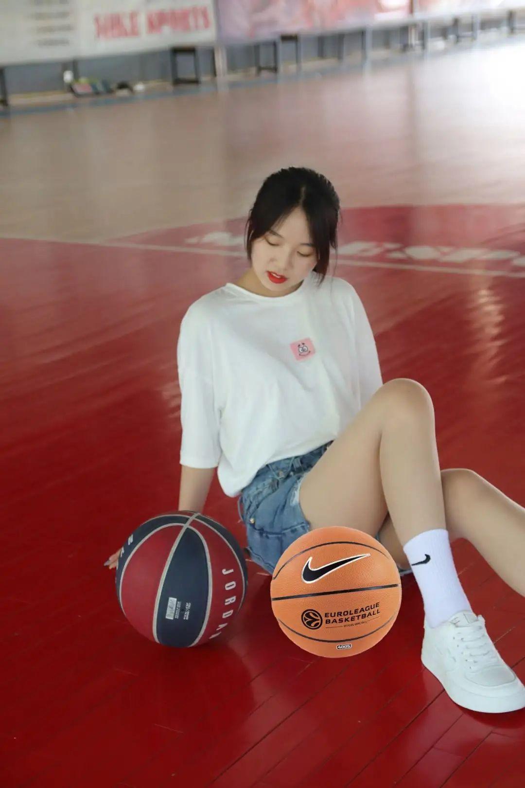 打篮球的女生图片霸气图片