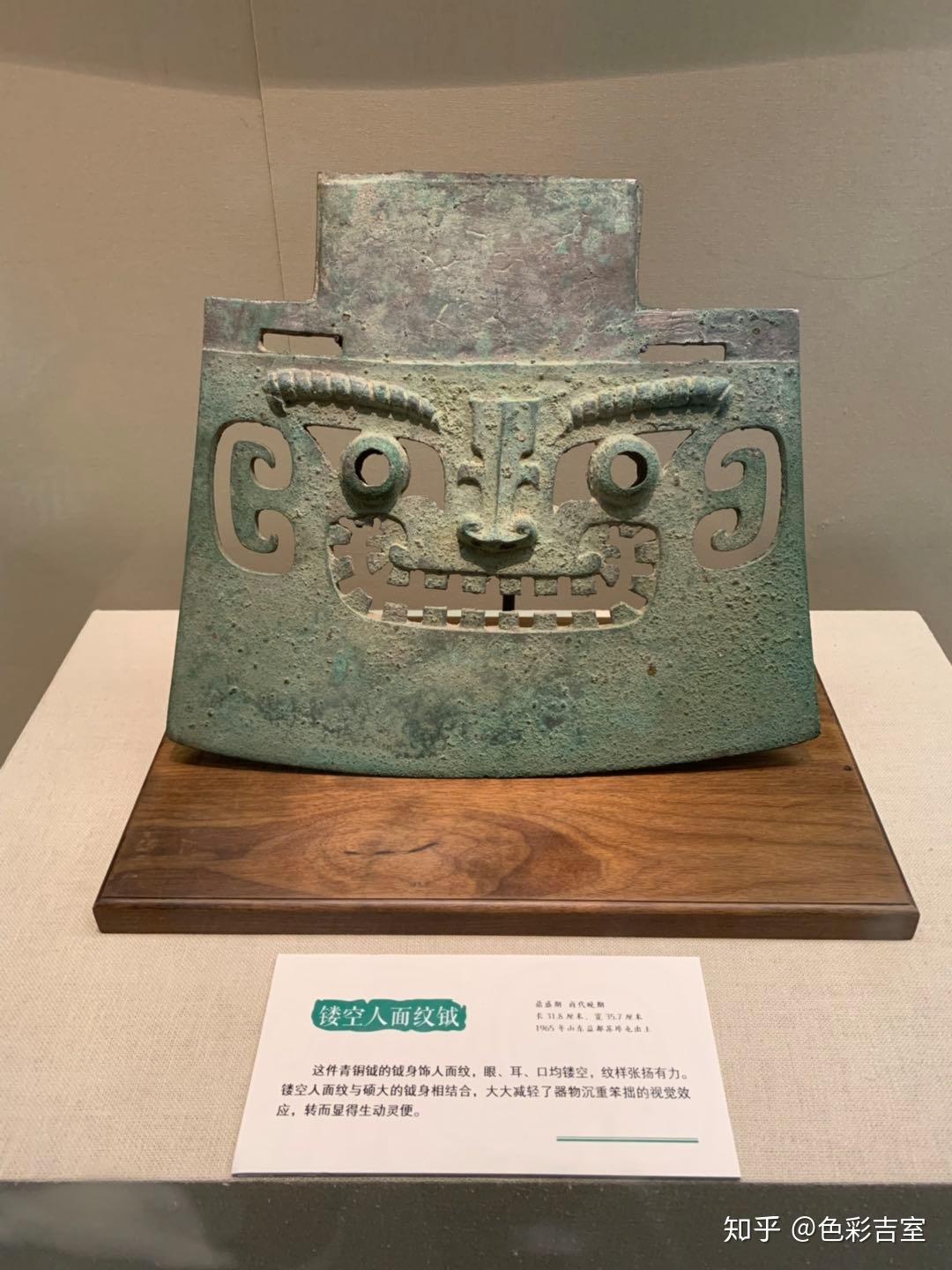 商代图腾崇拜,鬼神盛行,青铜器作为祭祀用品,总有一种狞厉之美.